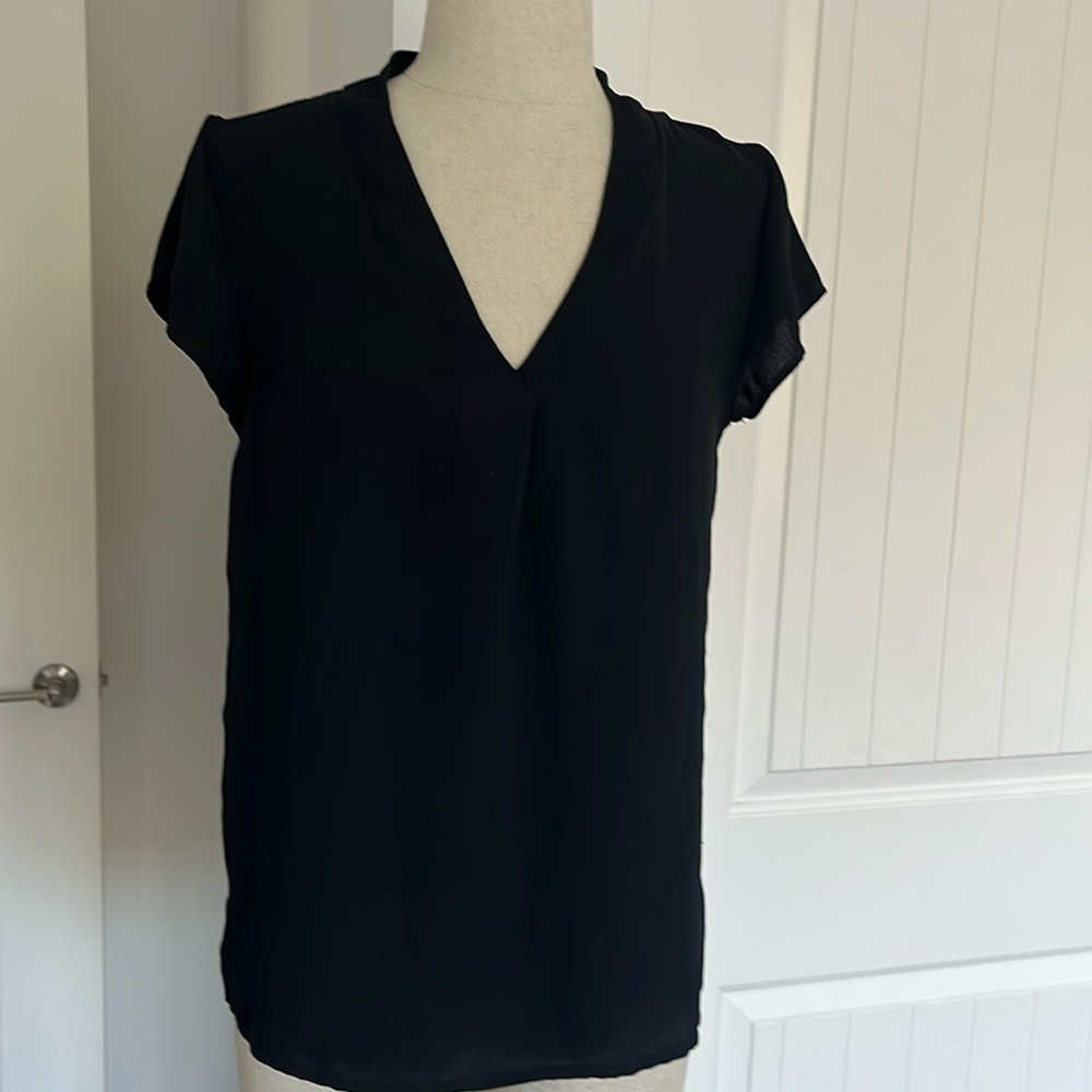 Halogen stylish black V-neck blouse with short sleeves.
